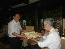 接收“鎮江市人民政府高級顧問”聘書