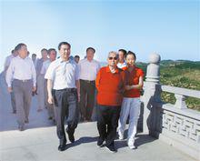 李子奇（前右二）