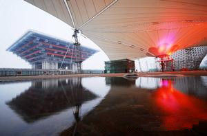 上海世博園區世博軸首次進行燈光調試，正在試燈的世博軸與中國館遙相呼應