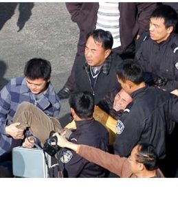 涉嫌綁架罪嫌疑人被批捕現場