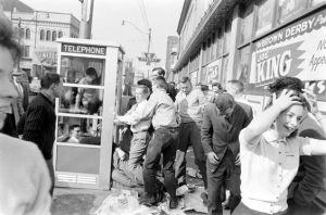 電話亭塞人進行時