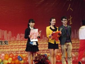 向鐵彪（右一）出席演講比賽並擔任評審