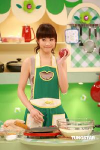 （圖）《美女廚房》錄影——鄧麗欣笑容可愛. 