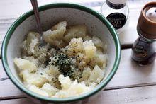 煎牛排配迷迭香草醬