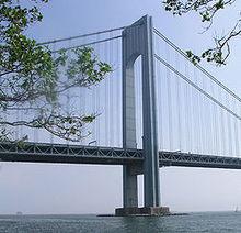 由布魯克林邊望去的韋拉札諾海峽大橋。