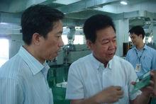 吳惠天在車間指導生產工作