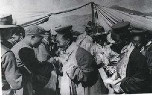 （圖）西藏地方政府官員向張國華將軍敬獻哈達