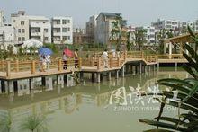 湖中曲橋迂迴，湖邊水榭輝映