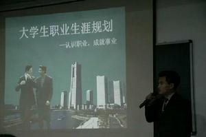 擁有三家公司的第三屆社長曹歡祥來校指導