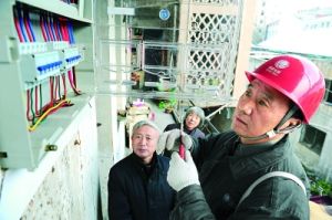 左光滿幫客戶解決用電疑難問題