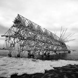 怪獸走近水邊，就會折返