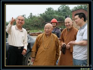 傳印會長視察工地（中），大安法師（右）