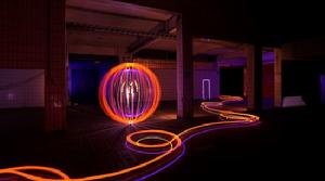 為了創作美妙絕倫的光繪作品，攝影師需要採用很慢的快門速度