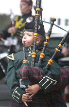 演奏蘇格蘭高地風笛的孩子