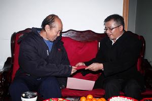 郭珺明（右）慰問困難職工