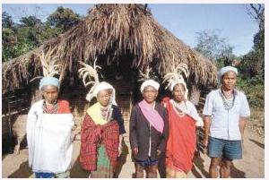 伽羅部落居民穿著傳統服裝