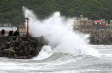 颱風“海棠”掀起的巨浪拍打著台灣北部海岸