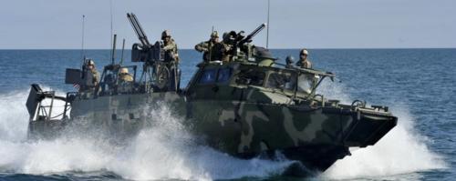 一艘美國的CB90河川指揮艇，滿載各式輕武器