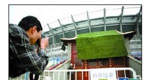 悟本堂前貼出拆違字條