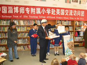 2005年11月，淄博師專附小派出山東省首批赴　美交流訪問團