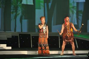 邢日清和黃婷丹演唱的《趕鳥歌》