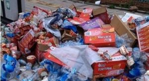 蘆安縣道路兩旁隨處可見的垃圾