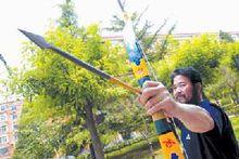 楊福喜試射自己製作的傳統弓箭