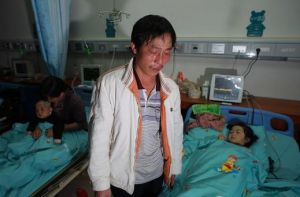 留守媽媽唐成芳的丈夫李合元趕回家中，看著一家老小躺在病床上。