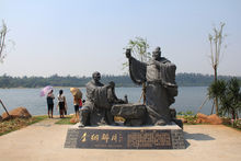 “湖光岩”風景區內《李綱醉月》雕像