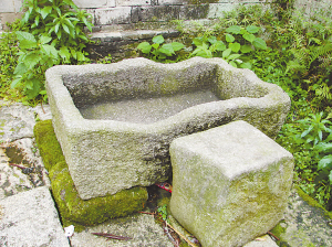 （圖）村中古老的石制洗衣池 