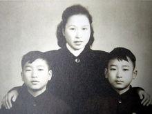 高行健（右）與母親顧家騮和弟弟高行素合影