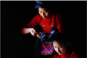 為女兒梳妝打扮