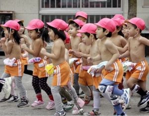 日本幼稚園小朋友寒冬赤膊鍛鍊