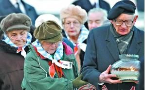 27日，近80位奧斯威辛集中營的倖存者參加了紀念儀式，其中包括波蘭前外長、現年89歲的巴爾托舍夫斯基（右）。