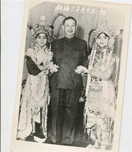 （左一）幼年時，與梅蘭芳先生合影