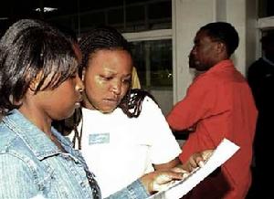 失事飛機乘客的家屬正在核對名單