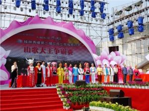 來自全國各地的十九名山歌高手齊聚魯家村，參加桂林市秀峰區第二屆三月三民族文化節，一比高下