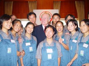 和上海石化工業學校簽署的合作半學框架性協定。