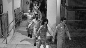 佛羅里達甘迺迪航天中心，太空人們走向發射台，準備執行挑戰者號太空梭51-L飛行任務。從前面往後，分別是指令長：弗朗西斯·斯科比，任務專家朱迪斯·瑞斯尼克，任務專家羅納德·麥克納爾，載荷專家格里格·賈
