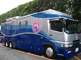 富士電視台的轉播車R-5停在神宮球場前