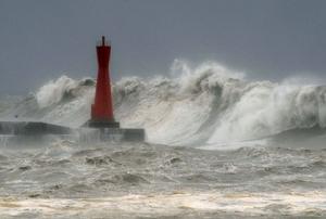 當地時間2009年10月8日，日本靜岡縣，颱風茉莉登入給沿海地區帶來巨浪。