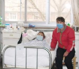貧困母親張社芹與女兒在醫院