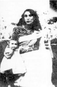 （圖）童年時的貝·布托與母親