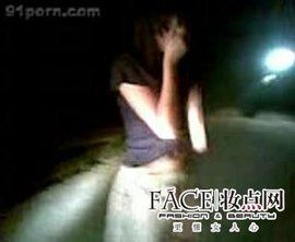 東莞少女扒衣門 東莞少女扒衣門