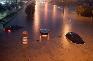 7月21日，北京立水橋地區積水嚴重，許多車輛浸泡在水中無法行駛。