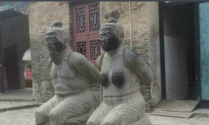 秦檜夫人像胸被摸黑