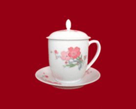 紅色官窯釉下五彩梅竹勝利杯 紅色官窯釉下五彩梅竹勝利杯