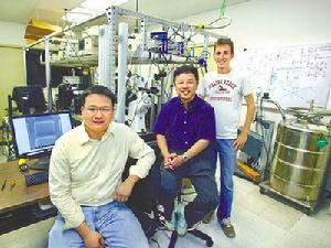 研發全世界第一個納米光馬達的團隊成員(左起)劉明、張翔、仁特葛拉夫