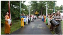德國的本教信眾在迎接曼日法王
