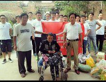 看望苦命小女孩和其患病母親